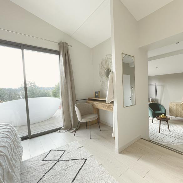 galerie-villa-dunette-chambre1 Chambre de La Dunette ouverte sur le jardin grâce à une grande baie vitrée