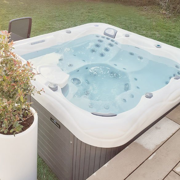 galerie-villa-dunette-jacuzzi2 Jacuzzi extérieur privatif de La Dunette à Vaux-sur-Mer, idéal pour un moment de détente