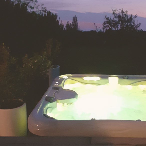 galerie-villa-dunette-jacuzzi3 Jacuzzi privatif de La Dunette de nuit, chambre d'hôtes à Vaux-sur-Mer